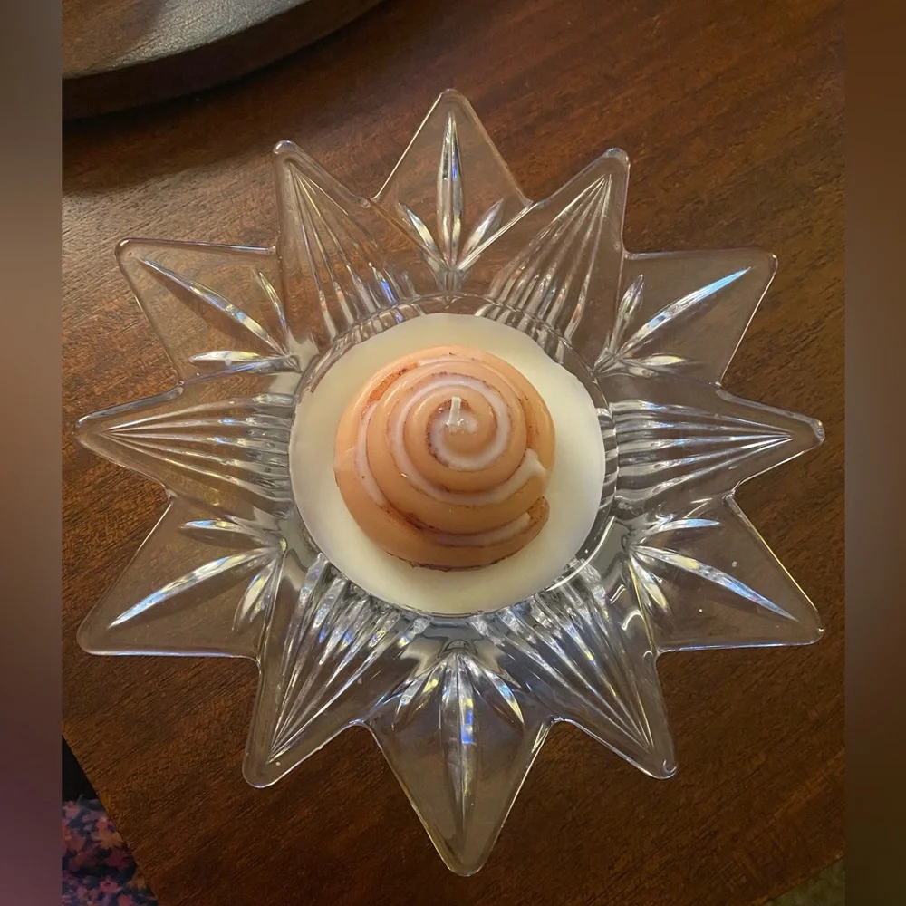 Makasa Starmist Crystal Glass Candle Holder with Cinnamon Roll Soy Candle.